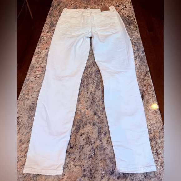 American Eagle Outfitters Denim - American Eagle Super Stretch White Distressed Jeans Size 0 Short Raw Hem Skinny